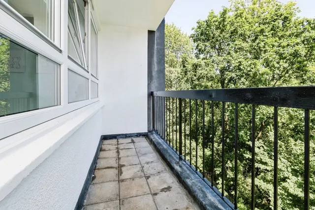 Photo 3 — Slewins Close, HORNCHURCH, Essex, RM11