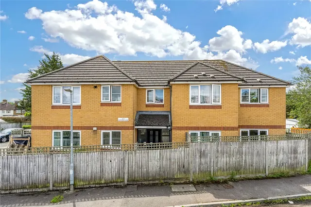 Shepherd Close, Hanworth, TW13 6PG, photo 1