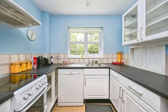 Tudor Court, Liverpool, L19, photo 2