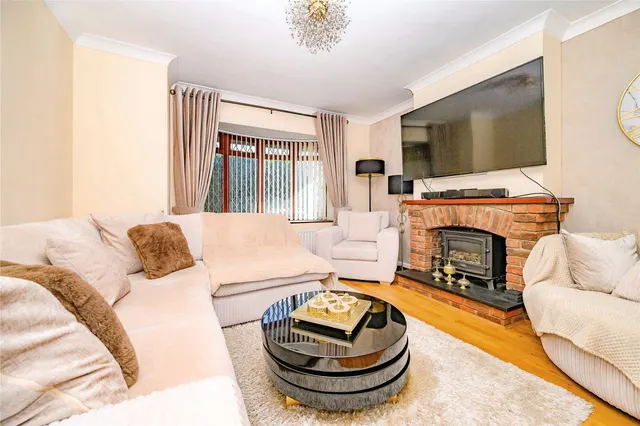 Photo 3 — Brandreth Avenue, Dunstable, Bedfordshire, LU5