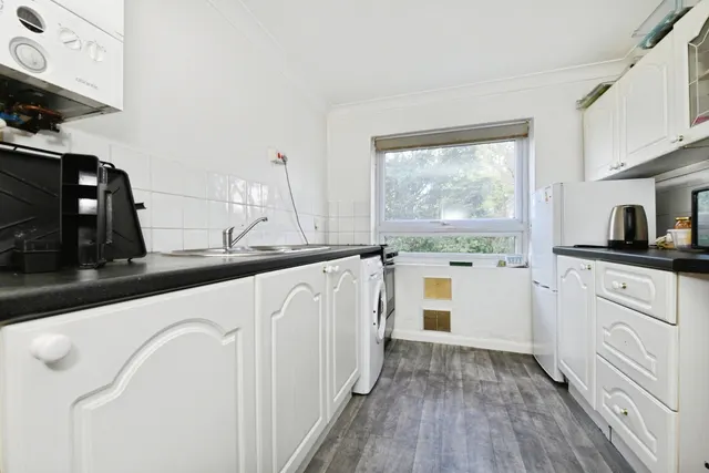 Photo 3 — Gordon Road, Shenfield, Brentwood, Essex, CM15