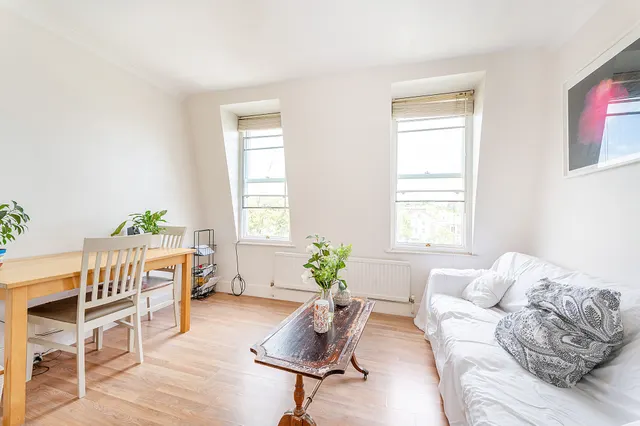 Photo 3 — Flat 10, 62 Sinclair Road, London