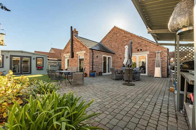 Detached Three-Bedroom Home in Upwell, photo 3