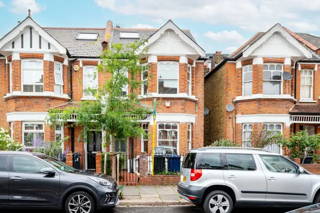 London, W3, photo 1