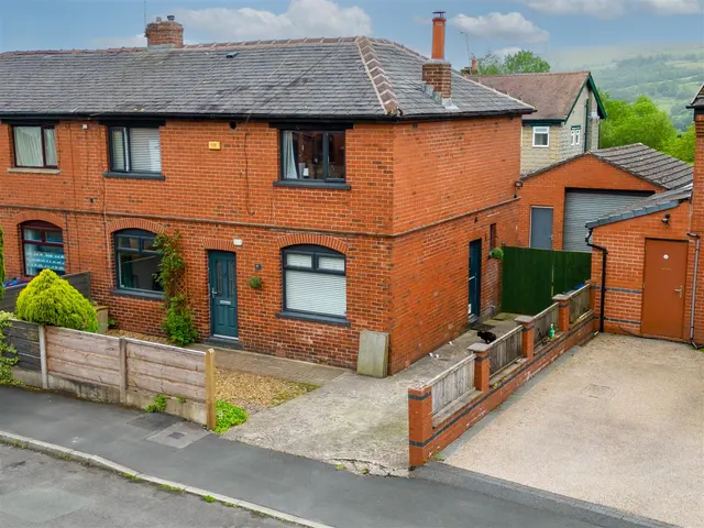 Oaklands Road, Ramsbottom, Bury, BL0 0LR, photo 1