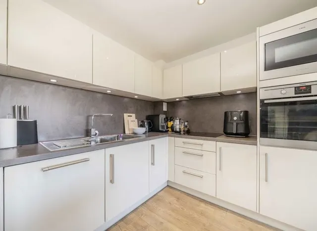 Photo 3 — Bedford Road, Clapham, SW4