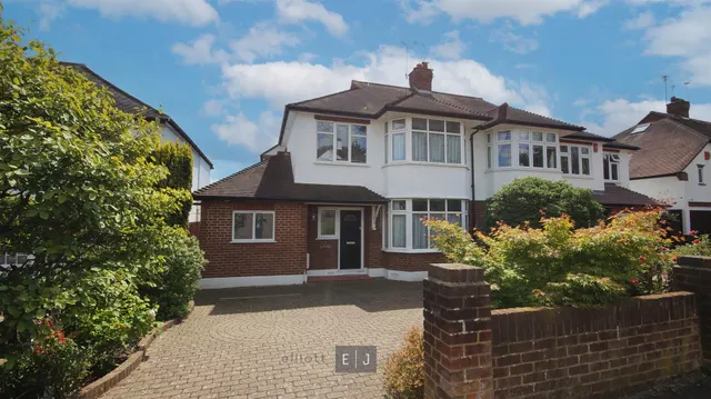 Worcester Crescent, Woodford Green, photo 1
