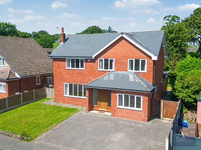 Highlands Road Bamford, Rochdale OL11 5PD, photo 1
