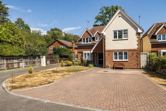 Alexander Close, Finchampstead, RG40, photo 1