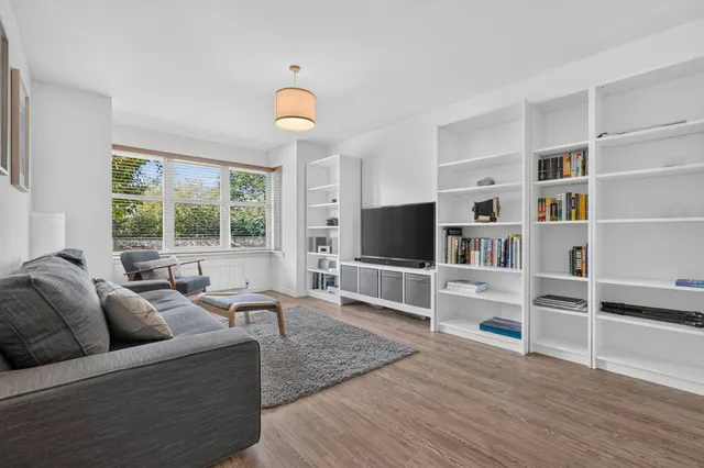 Photo 3 — 28 Bartonholm Gardens, Irvine, KA12 8TD