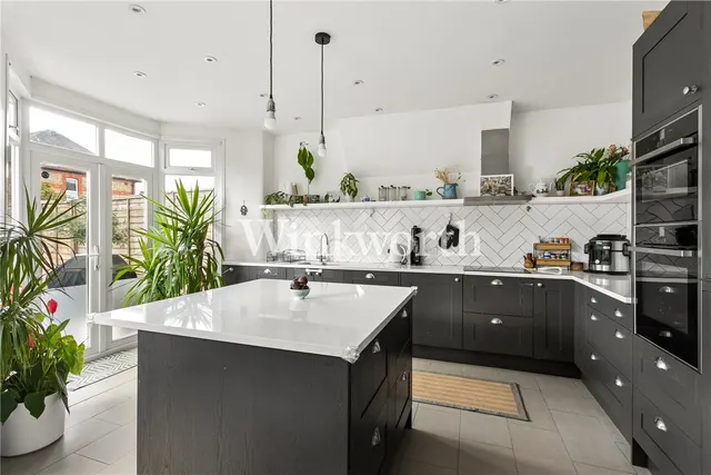 Hazelwood Lane, London, N13, photo 1