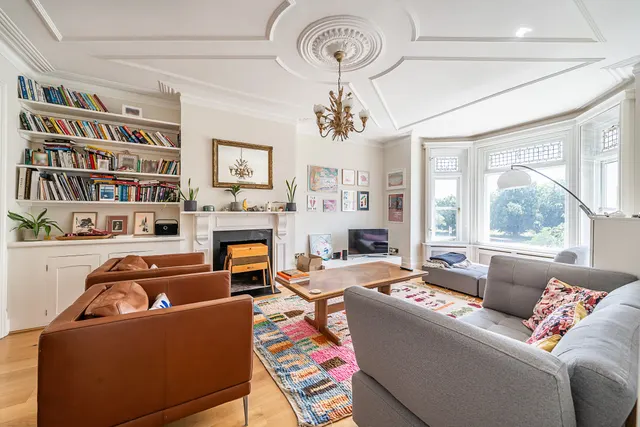 Clapham Common North Side, London, SW4, photo 1