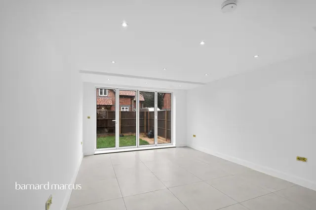 3 bedroom house — Kingswood Way, South Croydon