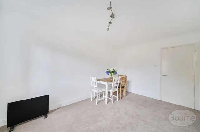 Farm Road, Esher, KT10, photo 3
