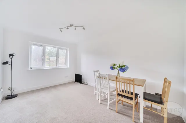 Farm Road, Esher, KT10, photo 2