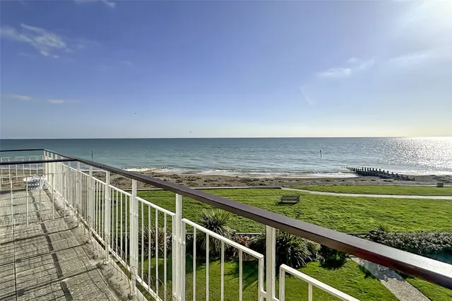 Rustington, Littlehampton, BN16, photo 1