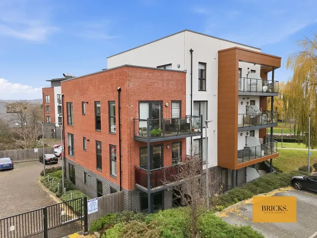2 bedroom flat — St. Clements Avenue, Romford, RM3 0FH