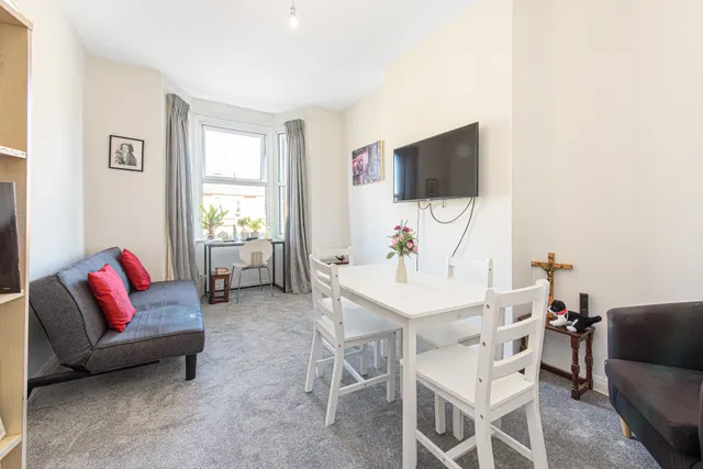 Photo 2 — Flat 3, 5 Second Avenue, London