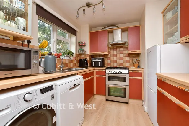 Linden Court, Leatherhead, KT22, photo 3