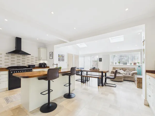 Gofton Avenue, Drayton, PO6, photo 2