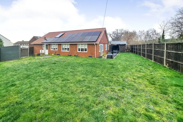 Ewins Close, Ash, Guildford, Surrey, GU12 6SA, photo 1
