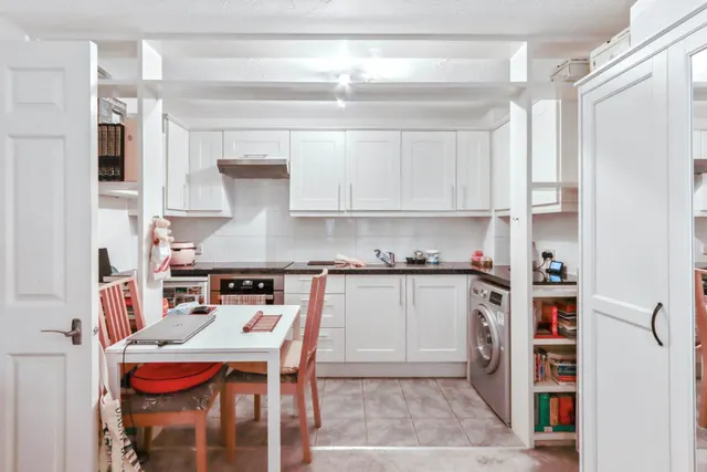 Photo 3 — Greenway Close, London, N11 3NS
