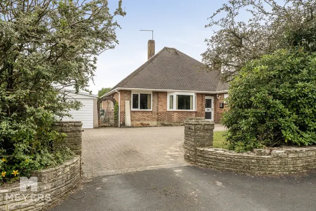 Longfield Drive, West Parley, BH22, photo 2