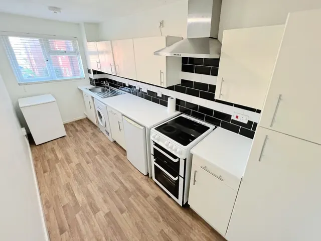 Flaxfield Court, RG21, photo 2