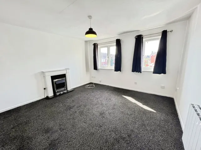 Flaxfield Court, RG21, photo 3