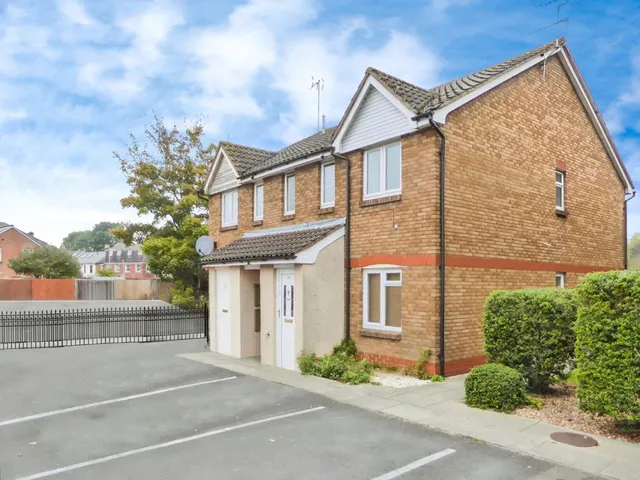 Flaxfield Court, RG21, photo 1