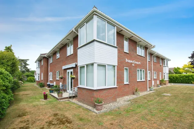 Albert Road, Ferndown, photo 1