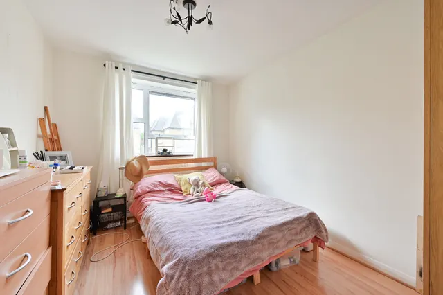 Photo 3 — Flat 5, 16 Princes Road, London