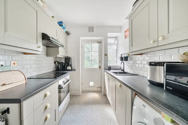 Photo 2 — Warwick Road, London, N11