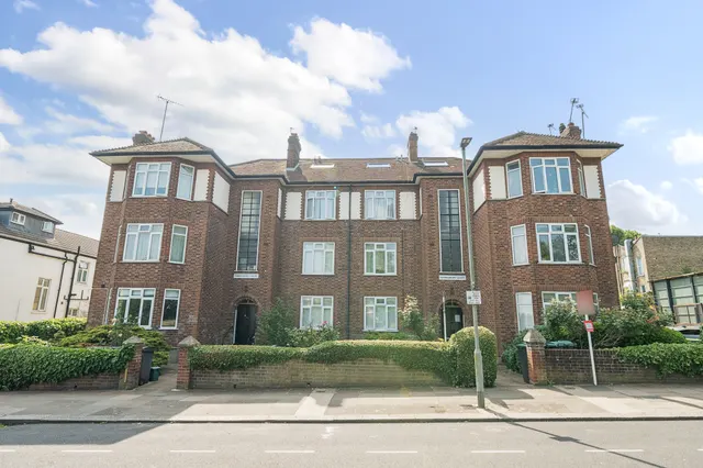 Warwick Road, London, N11, photo 1
