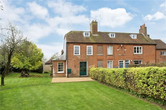 2 bedroom house — Hole Lane, Farnham, Hampshire, GU10 5HE