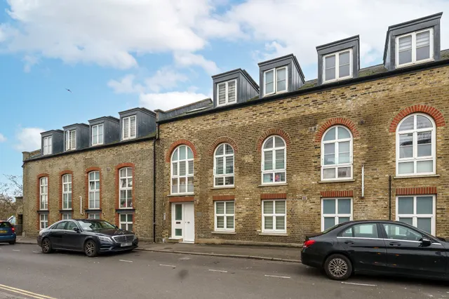 North Road, Brentford, TW8, photo 1