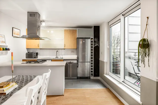Commercial Road, London, E14, photo 3