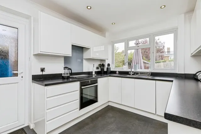 Aintree Road, Crawley, RH10, photo 2