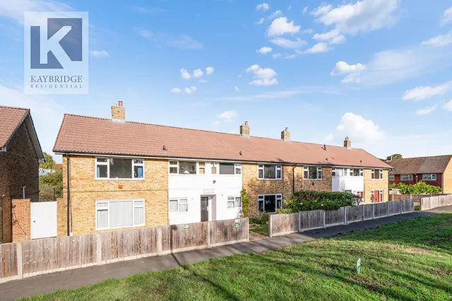 Scotts Farm Road, Epsom, KT19, photo 1