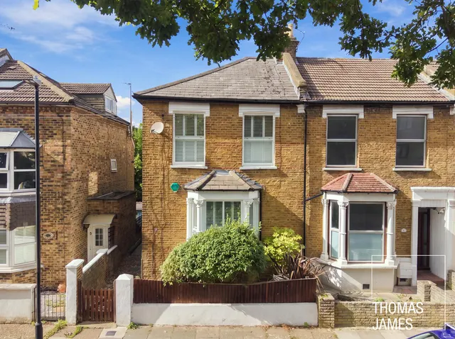 London, N11, photo 1