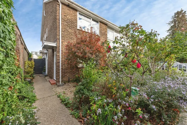 Woodbine Close, Twickenham, TW2, photo 1