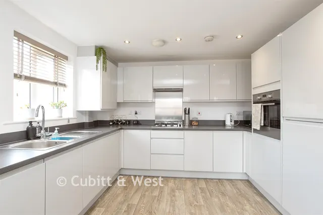 Westvale Road, Horley, RH6, photo 3