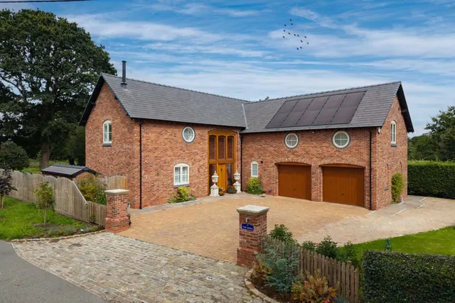 5 bedroom house — Main Road, Shavington, Cheshire, CW2 5DY