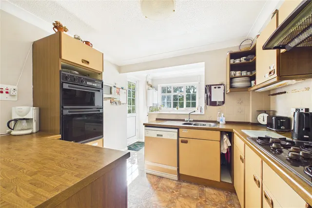 Withy Close, Lightwater, GU18, photo 2