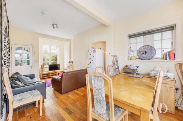 Photo 2 — Winscombe Crescent, Ealing, London, W5 1AZ
