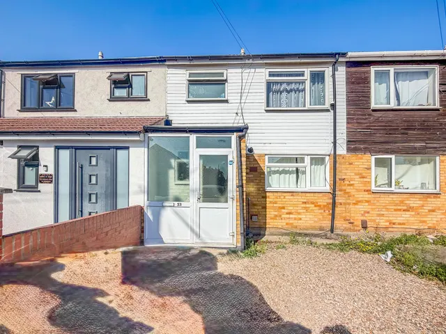 3 bedroom house — Toronto Road, Tilbury RM18 7RP