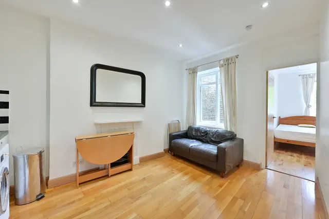 Photo 2 — Flat C, 8 Putney High Street, London