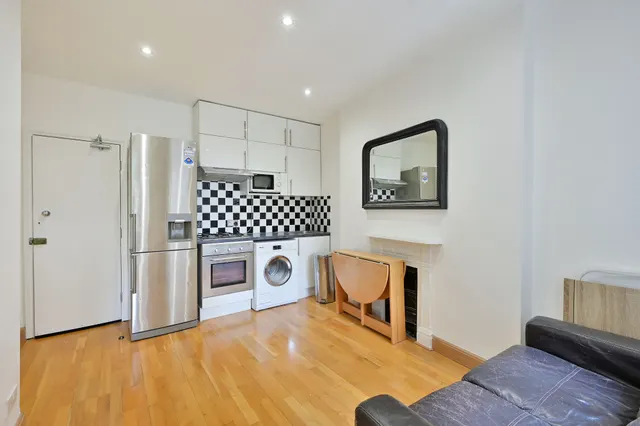Photo 3 — Flat C, 8 Putney High Street, London