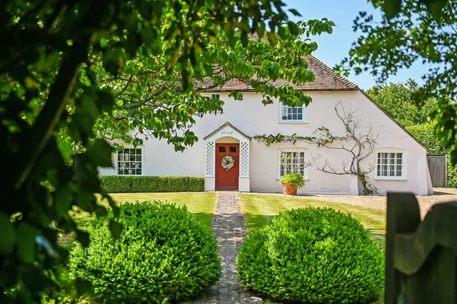 Bulltown Lane, West Brabourne, Kent, TN25 5NB, photo 1