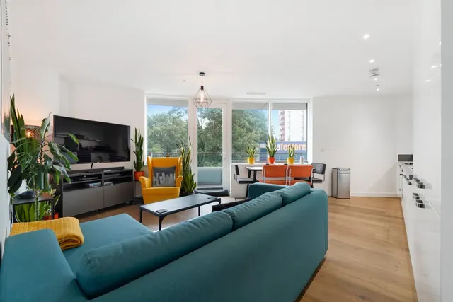 Lombard Road, London, SW11, photo 1